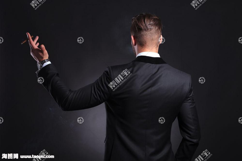 手夹香烟的男人背影图片