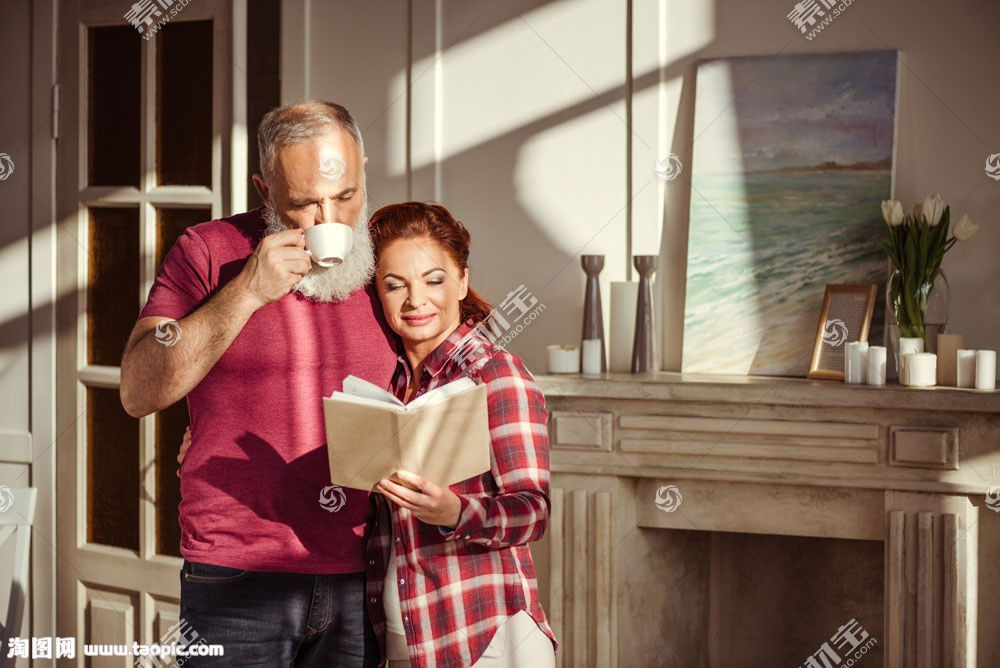 看书喝咖啡的中年夫妇图片素材 图片id 老人图片 人物图片 高清图片 素材宝scbao Com